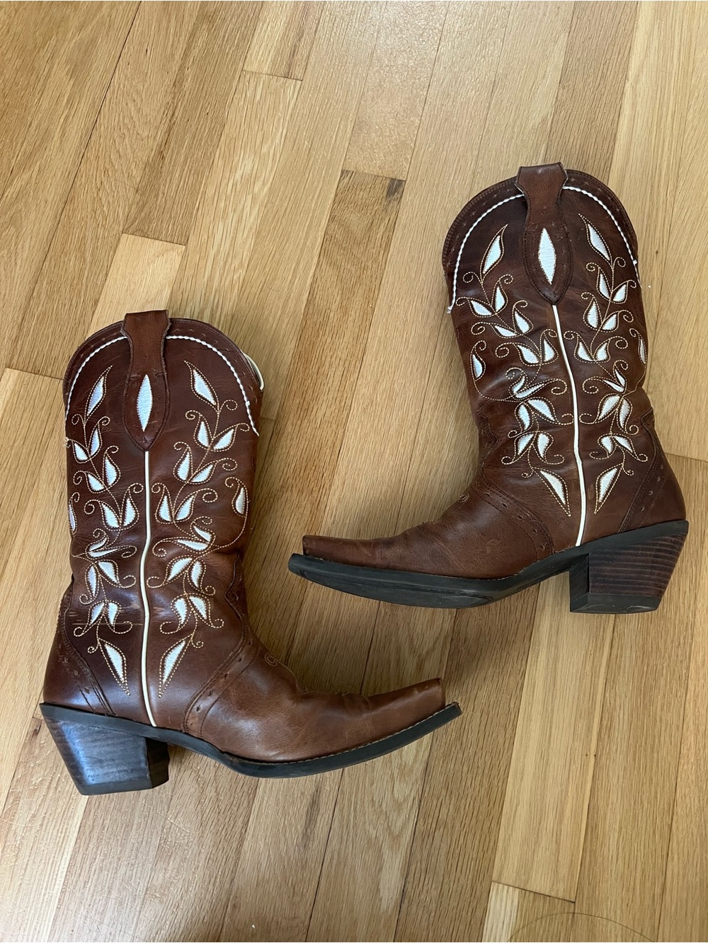 Ariat Brown Western Embroidered Leather Cowboy Boots with Cream Accents